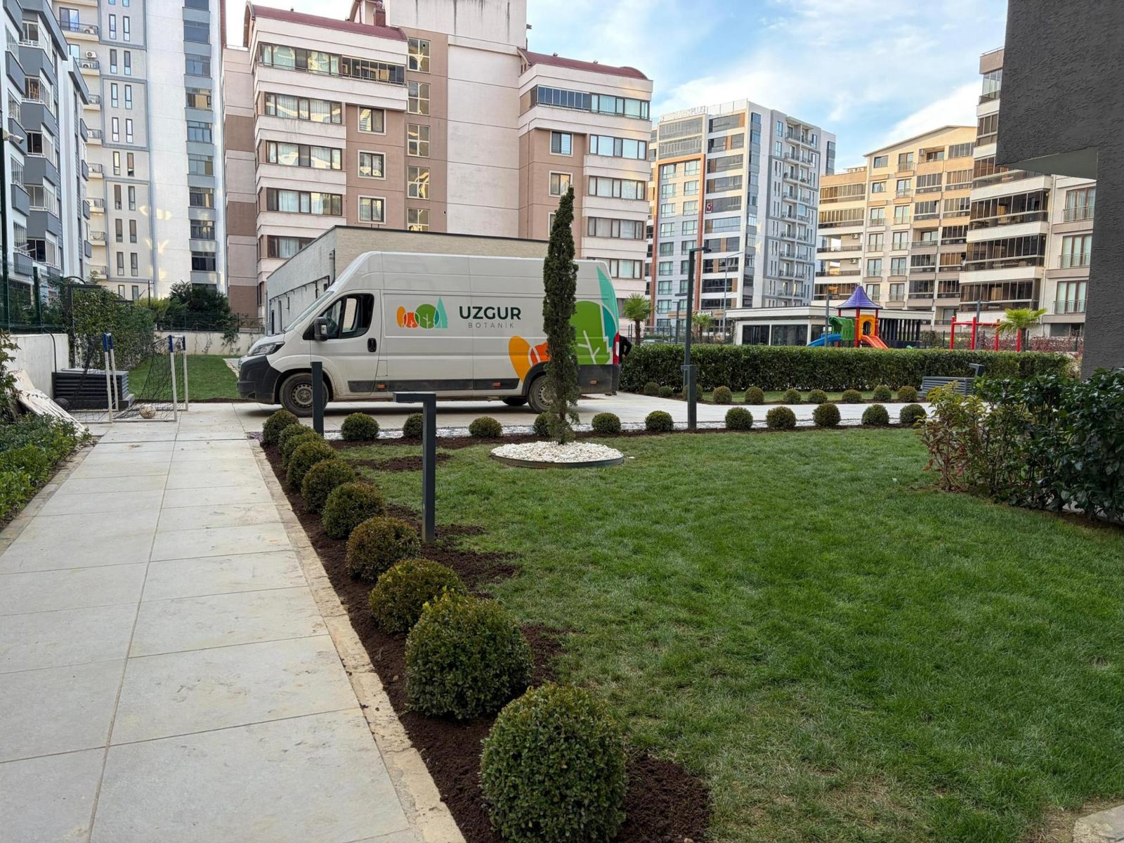 Bursa bahçe bakımı: Uzgur Botanik ekibi site bahçesinde şimşir ve çim bakımı yapıyor