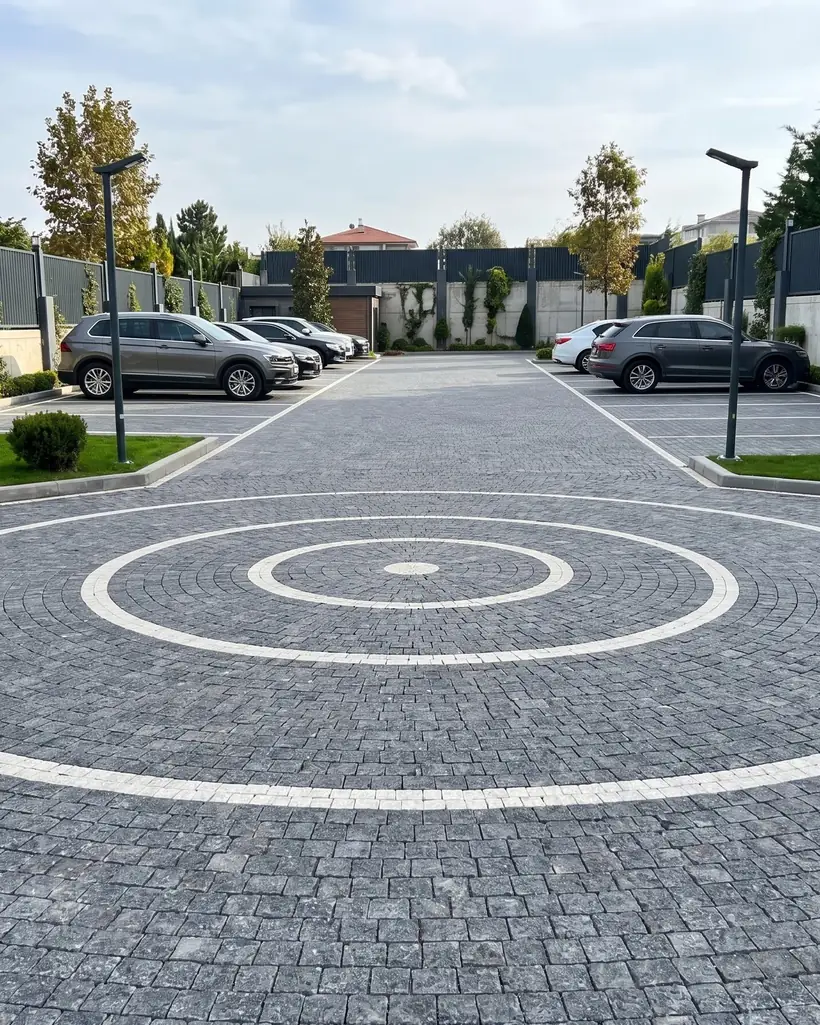 Bursa arnavut kaldırımı taşı uygulaması: dairesel desenli site otoparkı
